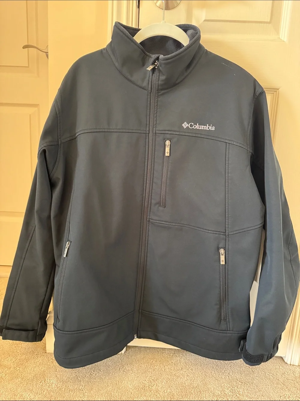 Columbia Men's Black Softshell Jacket with Zip Pockets